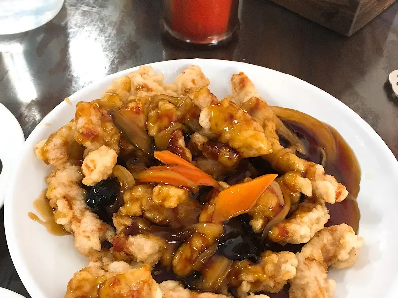 달콤한 소스가 듬뿍 뿌려진 탕수육