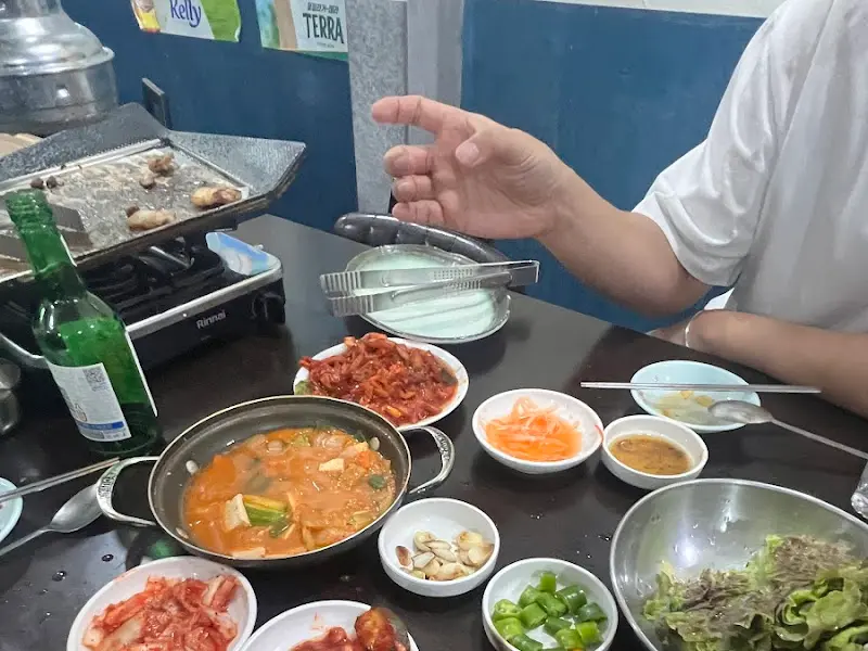 푸짐한 밑반찬과 삼겹살