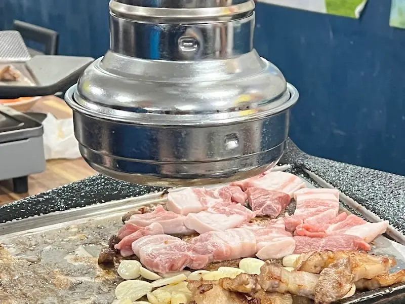 불판 위의 삼겹살과 마늘