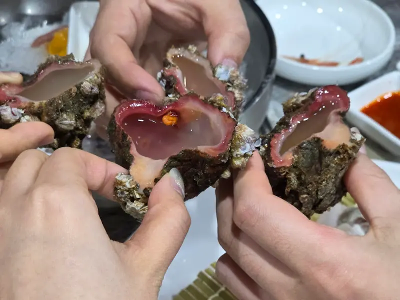 해산물을 즐기는 사람들