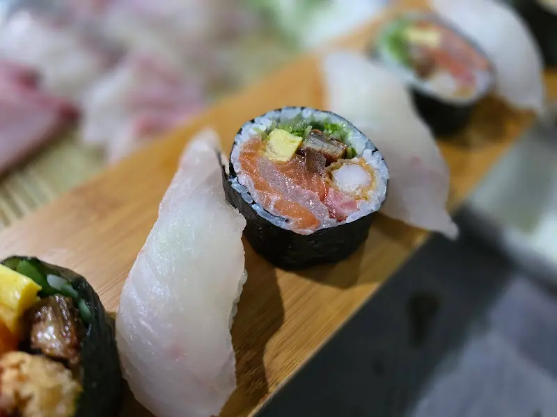 초밥과 김밥의 조화