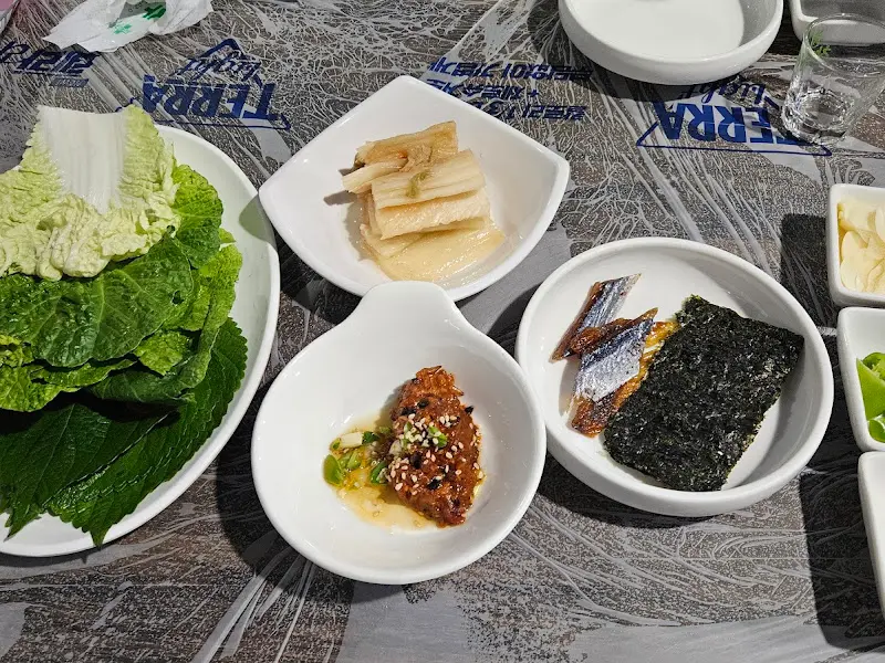 푸짐하게 차려진 한 상