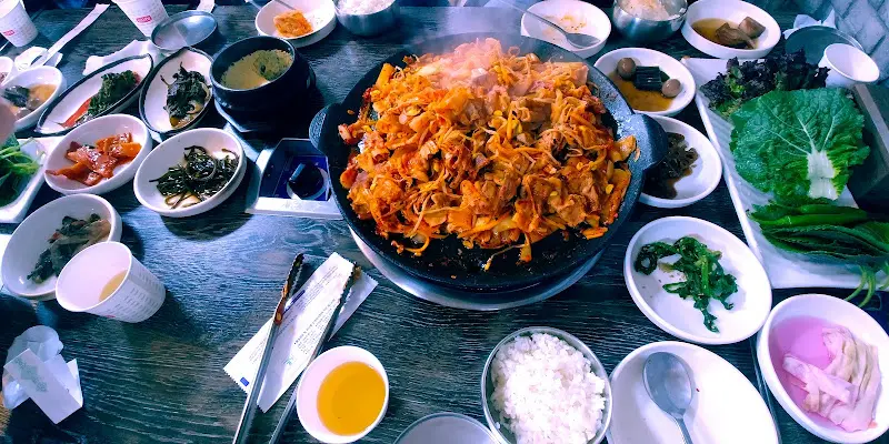 푸짐한 오골계 불고기