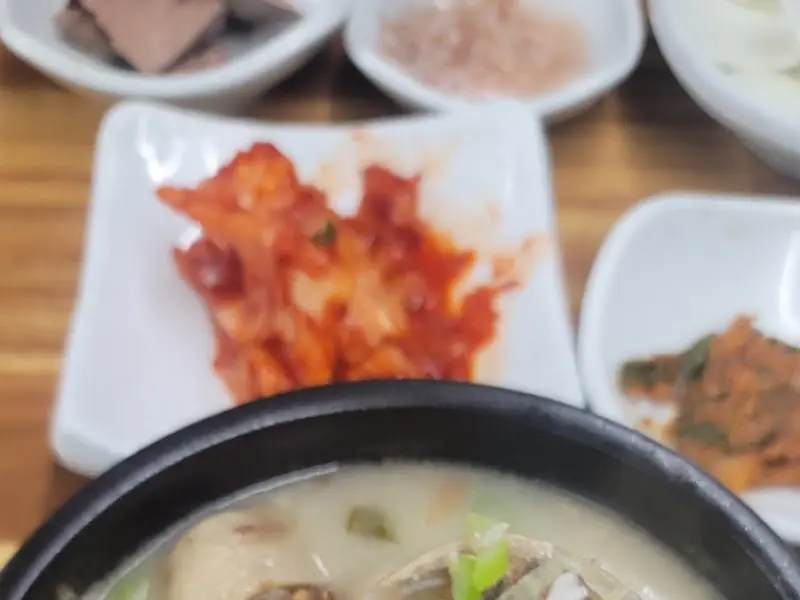 백번식당 돼지국밥과 반찬