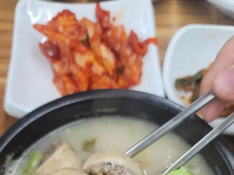 백번식당 돼지국밥 근접샷