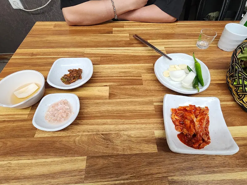 백번식당 테이블 세팅