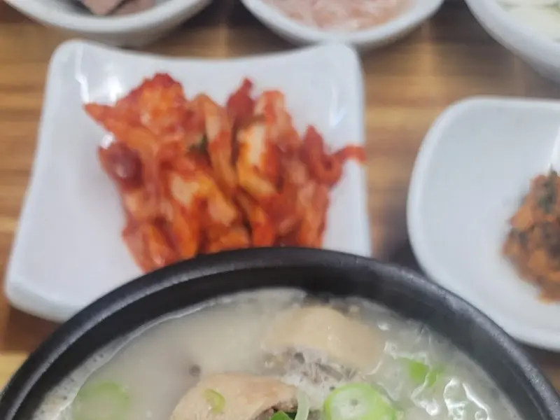 백번식당 국밥과 반찬 근접