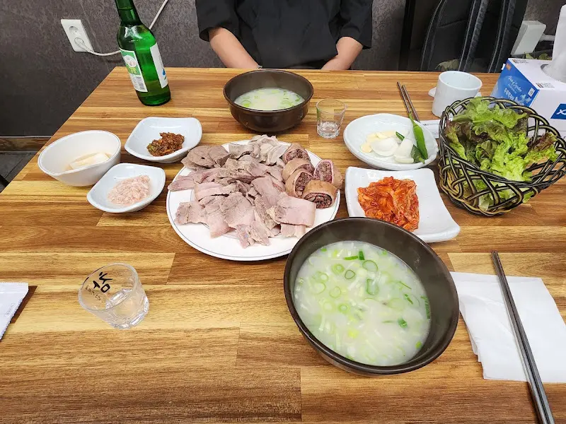 백번식당 테이블 전체샷