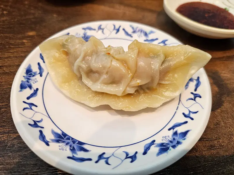 접시에 담긴 찐만두 클로즈업