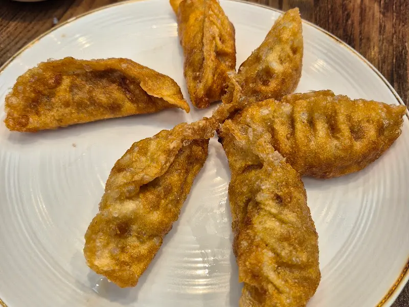 꽃처럼 놓여 있는 튀김만두