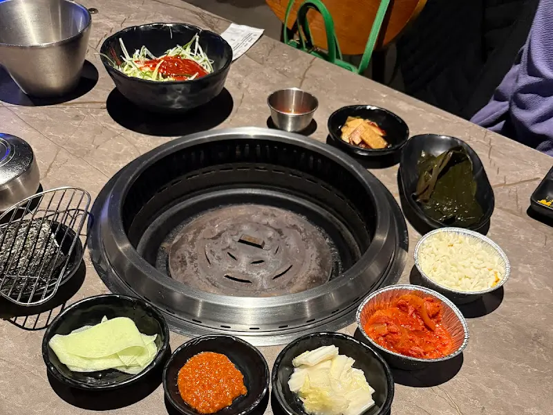 다양한 종류의 반찬들이 테이블을 가득 채운 모습