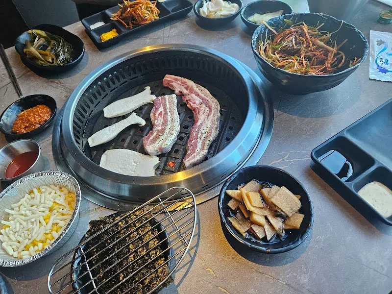 불판 위에서 노릇하게 익어가는 삼겹살