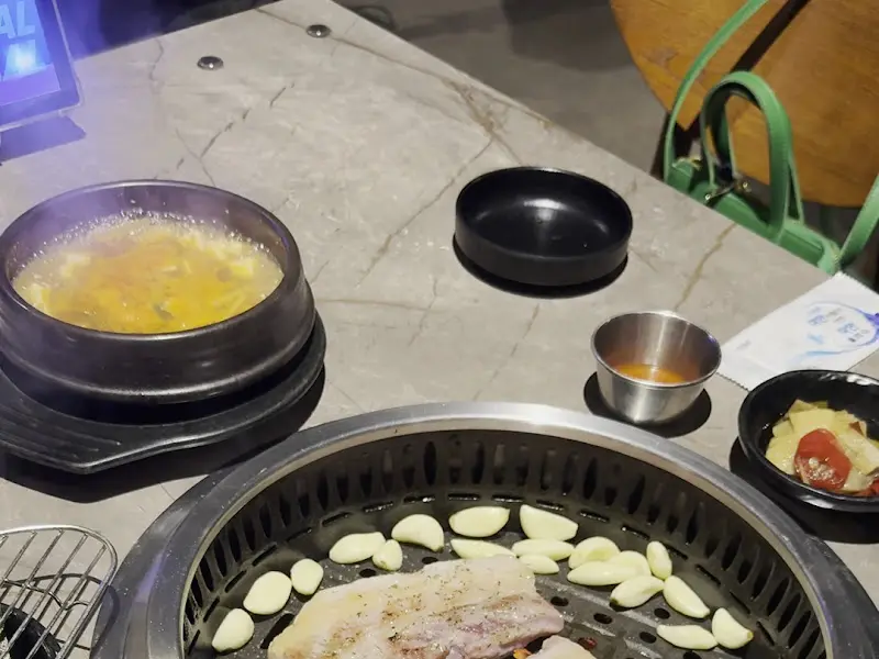 테이블 한 켠에 놓인 뚝배기