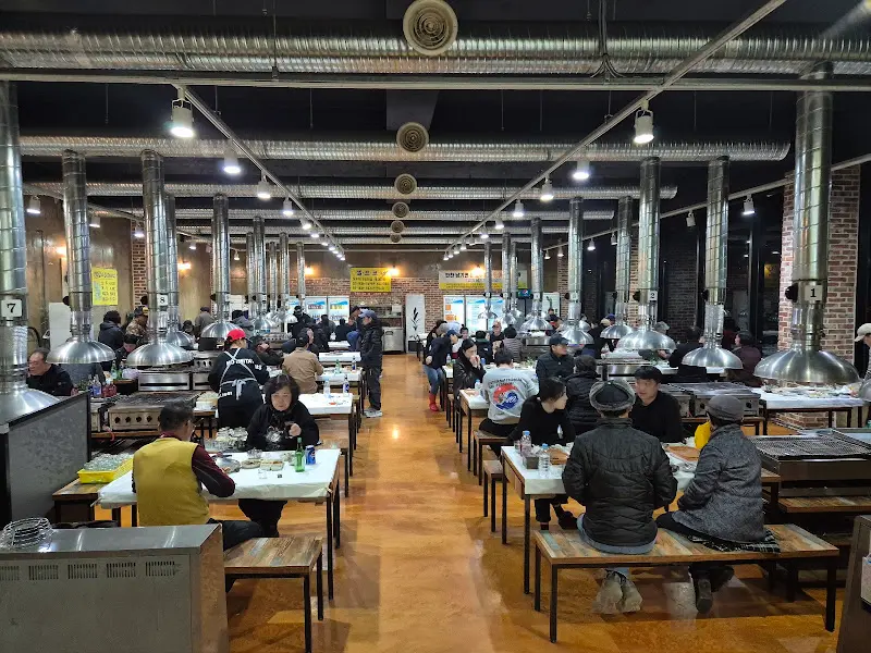 넓은 식당 내부