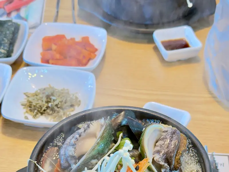 전복해물뚝배기 한 상 차림