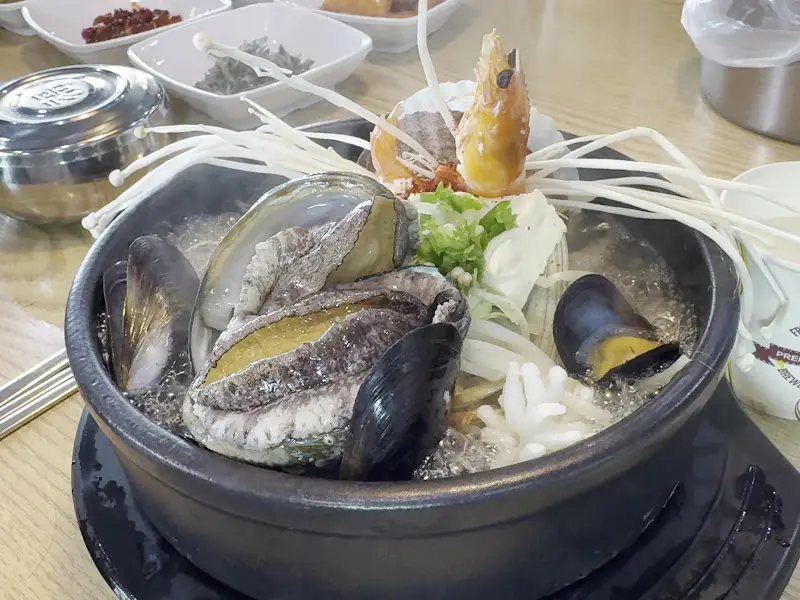 전복과 해산물이 가득한 뚝배기