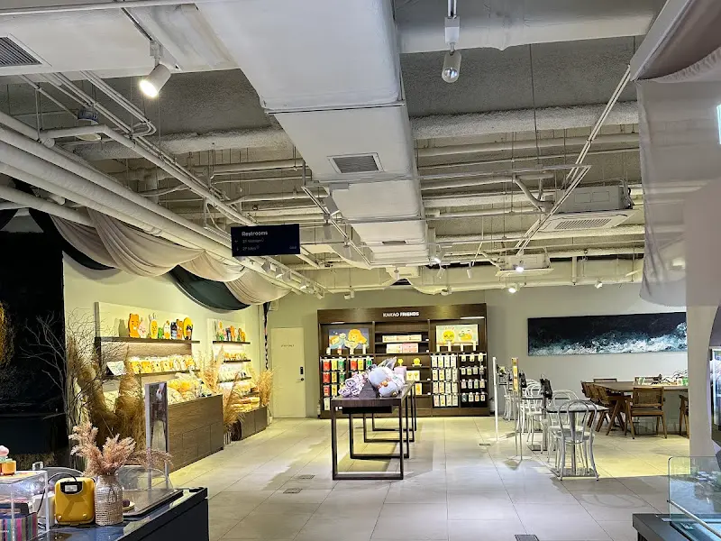 넓고 여유로운 카페 내부