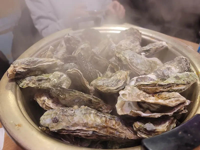 수증기를 내뿜으며 찜통에 담겨 나온 굴찜