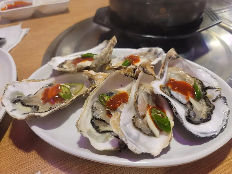 먹음직스럽게 손질된 굴