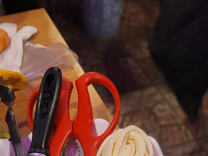 굴찜을 먹기 좋게 손질할 도구