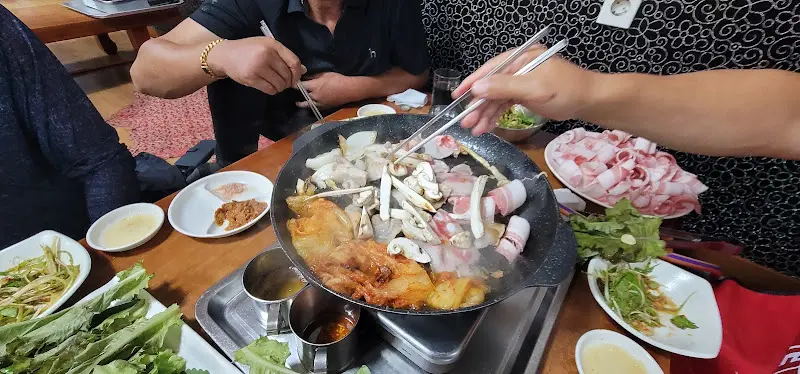 불판에 고기를 굽는 모습