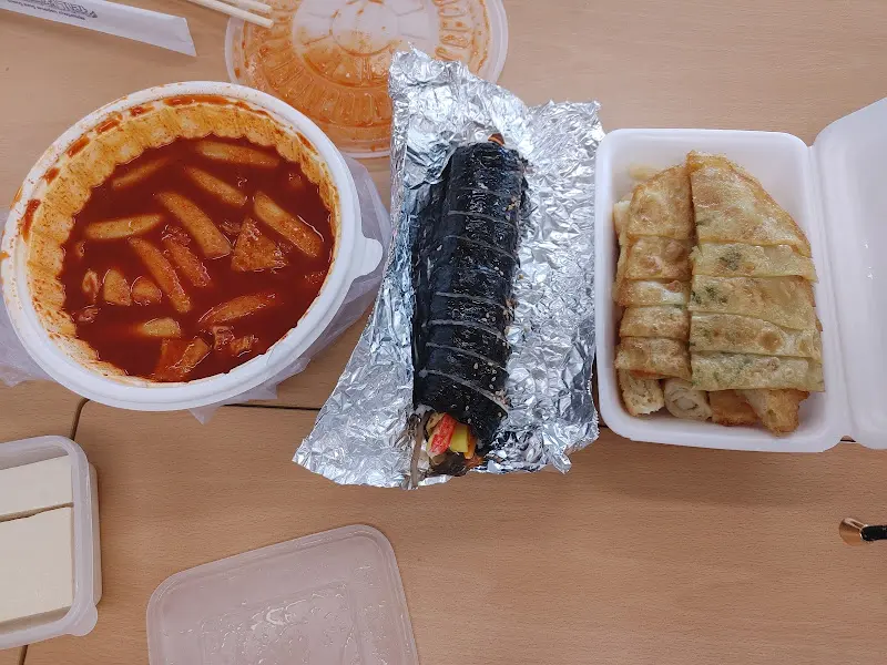 포장된 떡볶이, 김밥, 납작만두