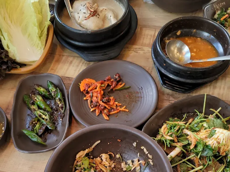 푸짐하게 차려진 한 상