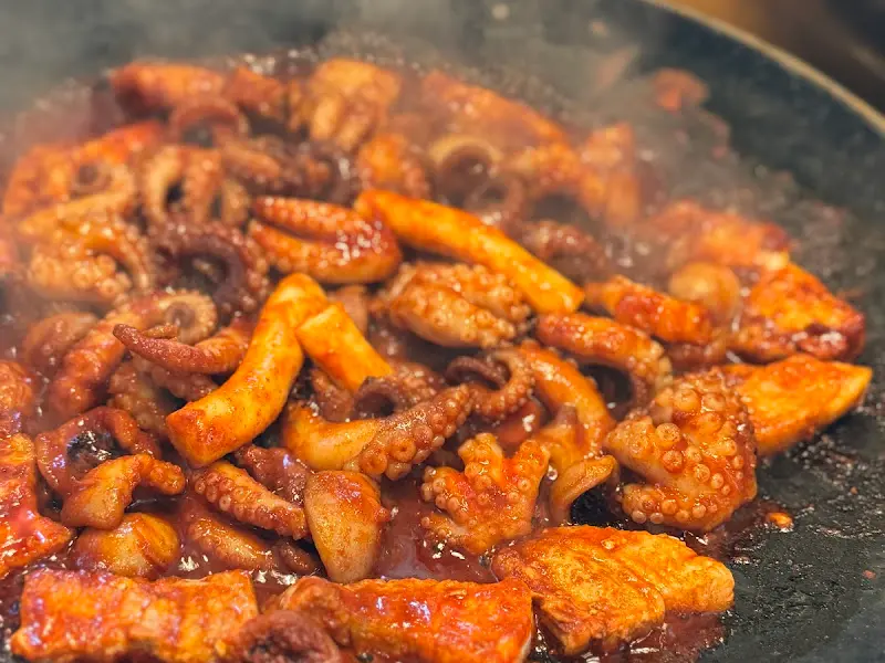 빨갛게 볶아진 쭈꾸미볶음