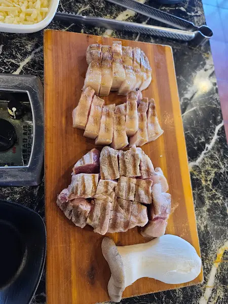 두툼하게 썰린 흑돼지 오겹살과 목살