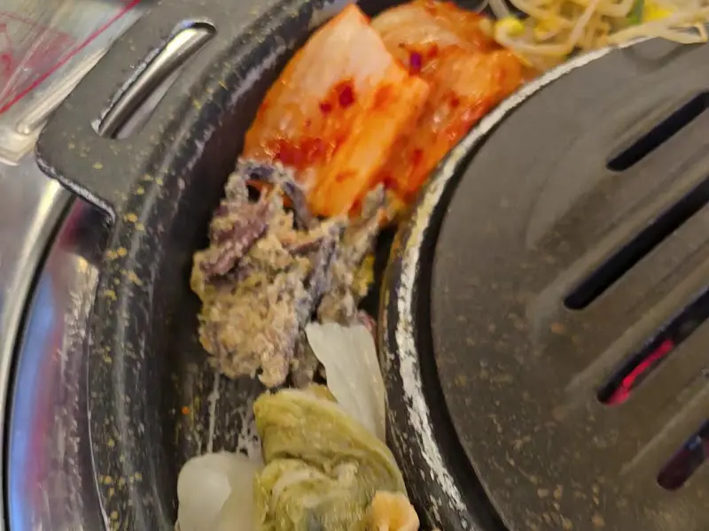 불판 위에서 익어가는 흑돼지