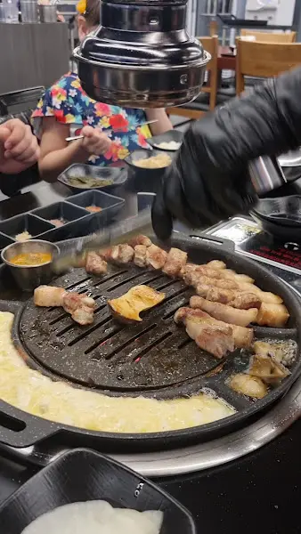 직원분이 직접 구워주는 흑돼지