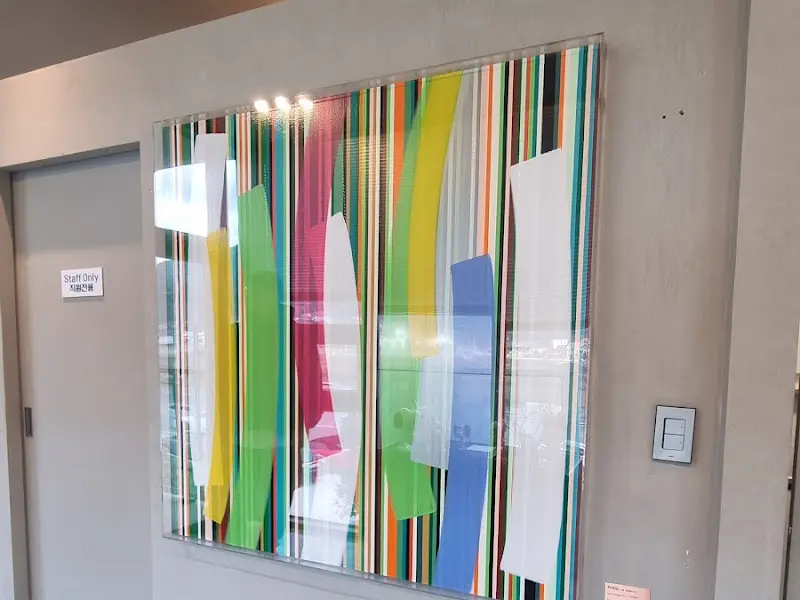 카페 내부의 예술 작품