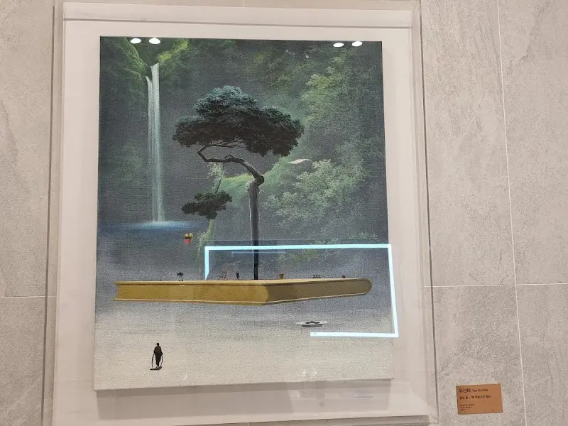 카페 내부의 그림 작품