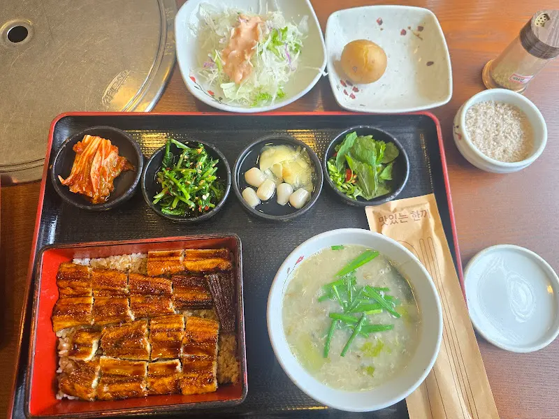 풍성한 장어덮밥 한 상