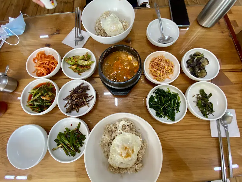 푸짐한 보리밥 정식 한 상 차림