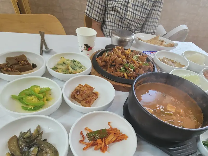 돼지 두루치기와 다양한 반찬