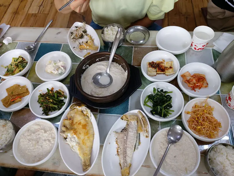 보리밥과 다양한 반찬을 맛있게 즐기는 모습