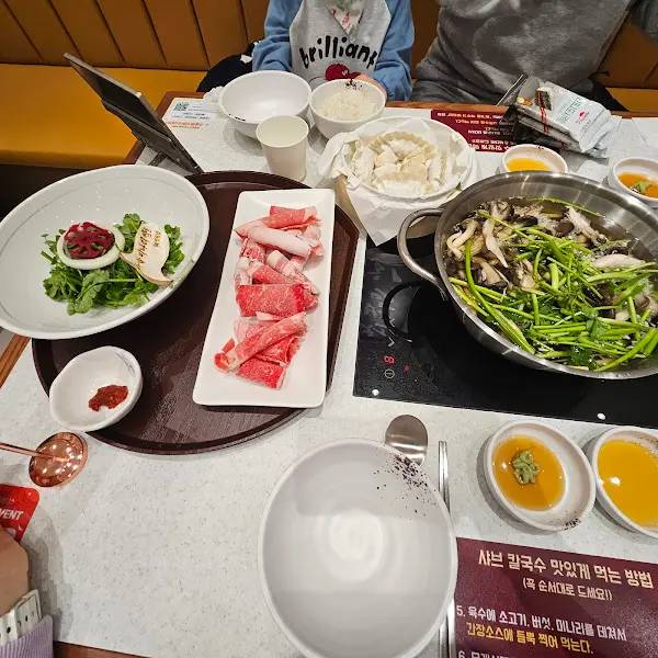 푸짐한 샤브샤브 재료