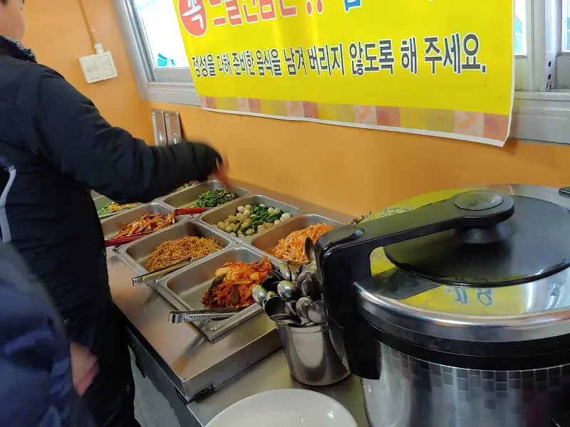 뷔페 코너에서 음식을 담는 모습