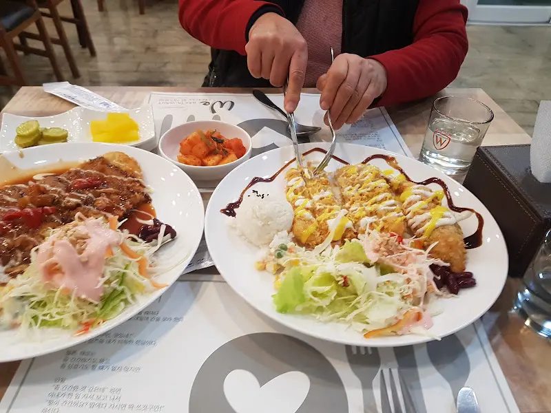 돈가스와 샐러드가 담긴 접시