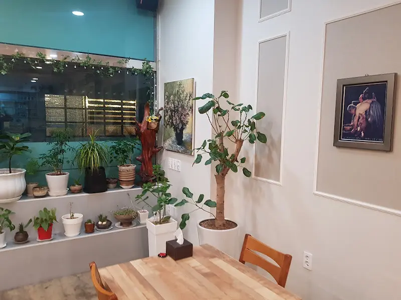 아기자기한 소품과 화분으로 꾸며진 실내