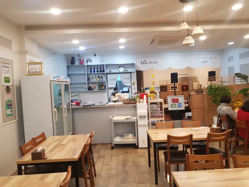 넓고 깔끔한 식당 내부