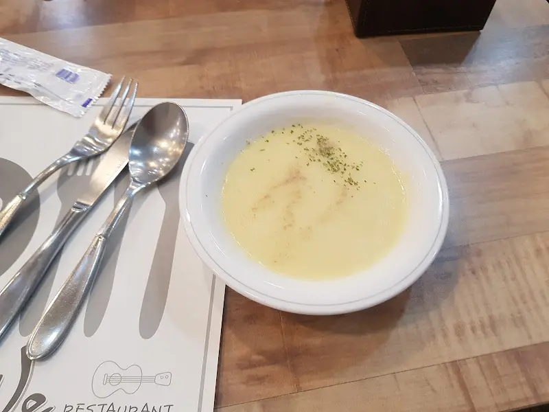 식탁 위에 놓인 수프