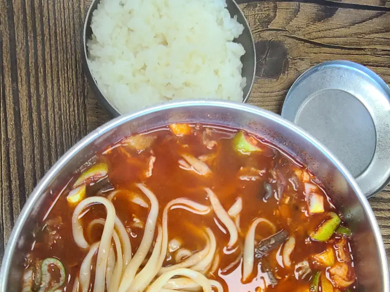 육개장 칼국수와 함께 제공되는 밥 한 공기는 든든함을 더한다.