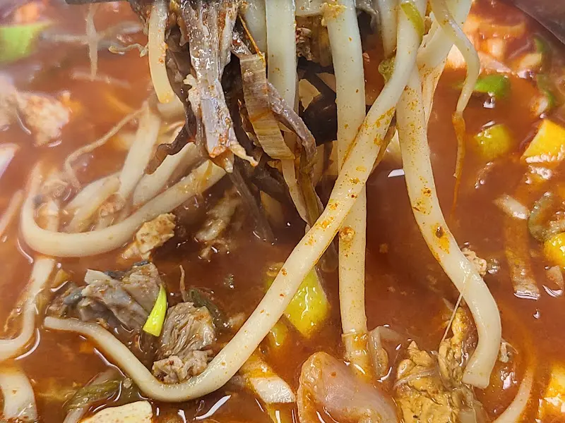 젓가락으로 들어올린 면발과 고기의 조화는 환상적이다.