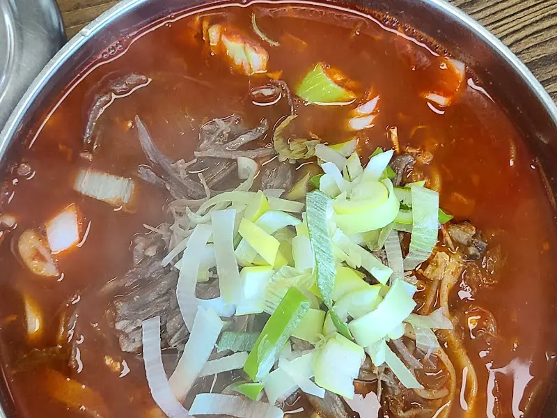 뚝배기 안에는 면, 고기, 파 등 다양한 재료가 푸짐하게 들어있다.