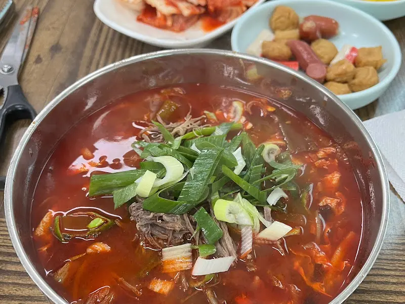 육개장 칼국수와 함께 제공되는 정갈한 밑반찬들.