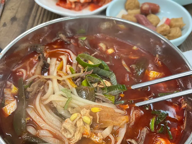 육개장 칼국수 안에는 쫄깃한 면발과 함께 다양한 건더기가 가득하다.