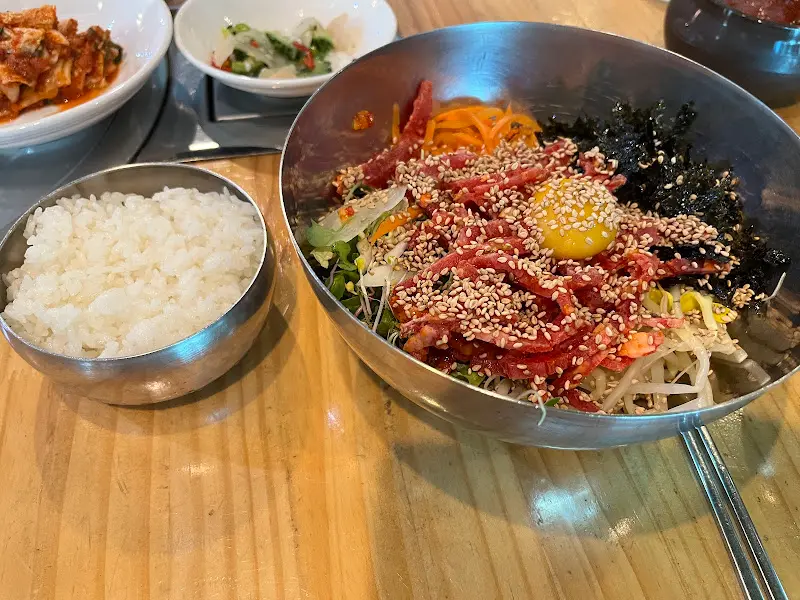 육회비빔밥과 밥