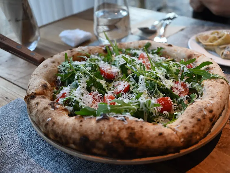 신선한 루꼴라와 토마토가 듬뿍 올려진 화덕피자